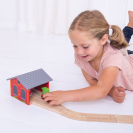 Bigjigs Rail Tehlové depo pre dvoch vláčikov